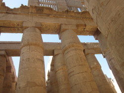 Colonnes et linteaux du temple Amon de karnak