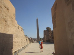 Obelisque dans l'espace du temple de karnak