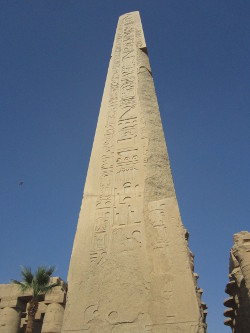 Obelisque dans l'espace du temple de karnak